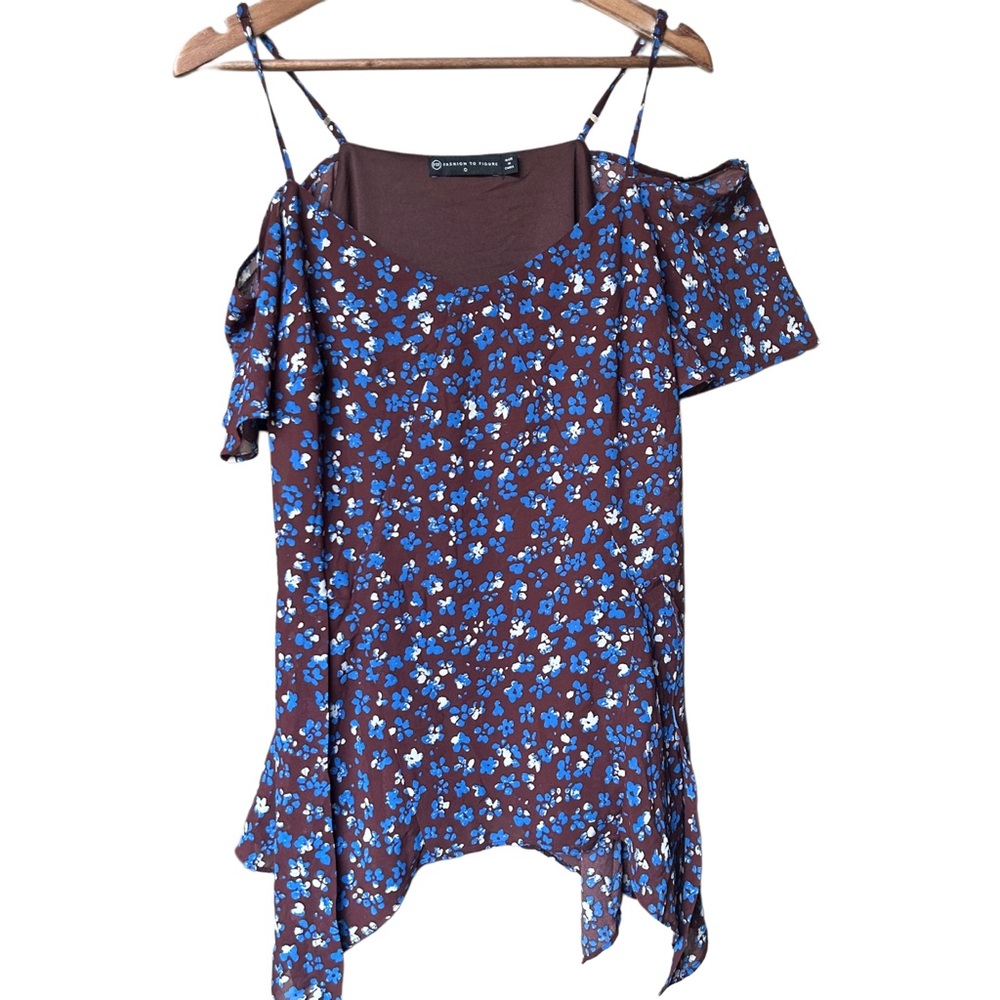 🦋 Fashion to Figure Brown Blue Floral Cold Shoulder Top – Size 0 (Plus)